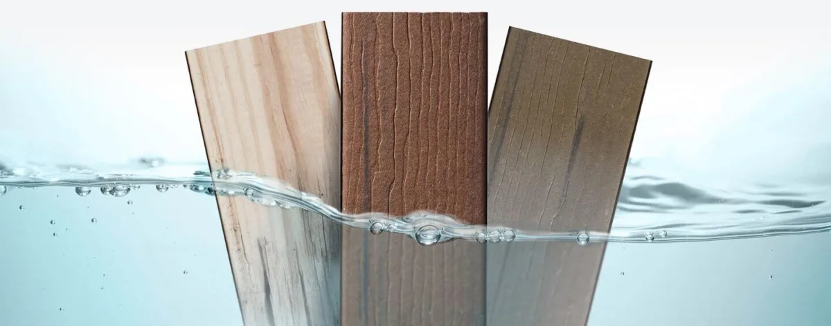 Panneaux de bois composite partiellement immergés dans l'eau pour démontrer leur qualité étanche