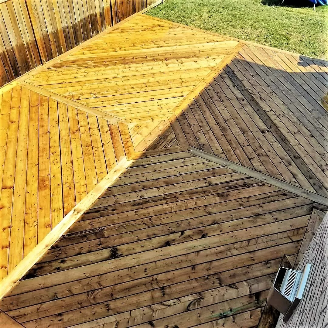 Terrasse en bois traité avec une clôture en bois et de gazon.