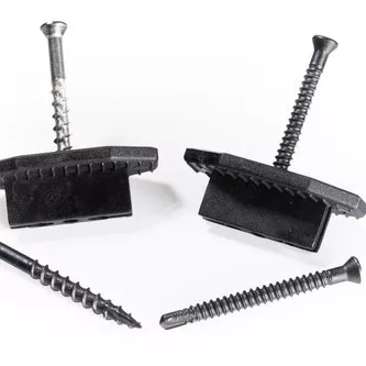 Clips et vis Aegis sur fond blanc