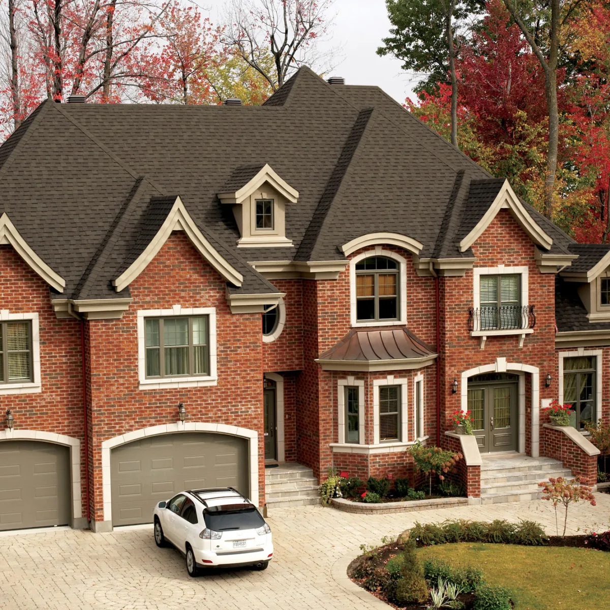 BP Canada - Roofing house with 2 garages