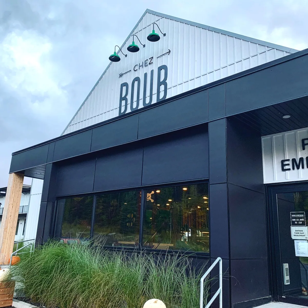 Solutions de revêtement Light Trim pour les produits en fibrociment Restaurant boub