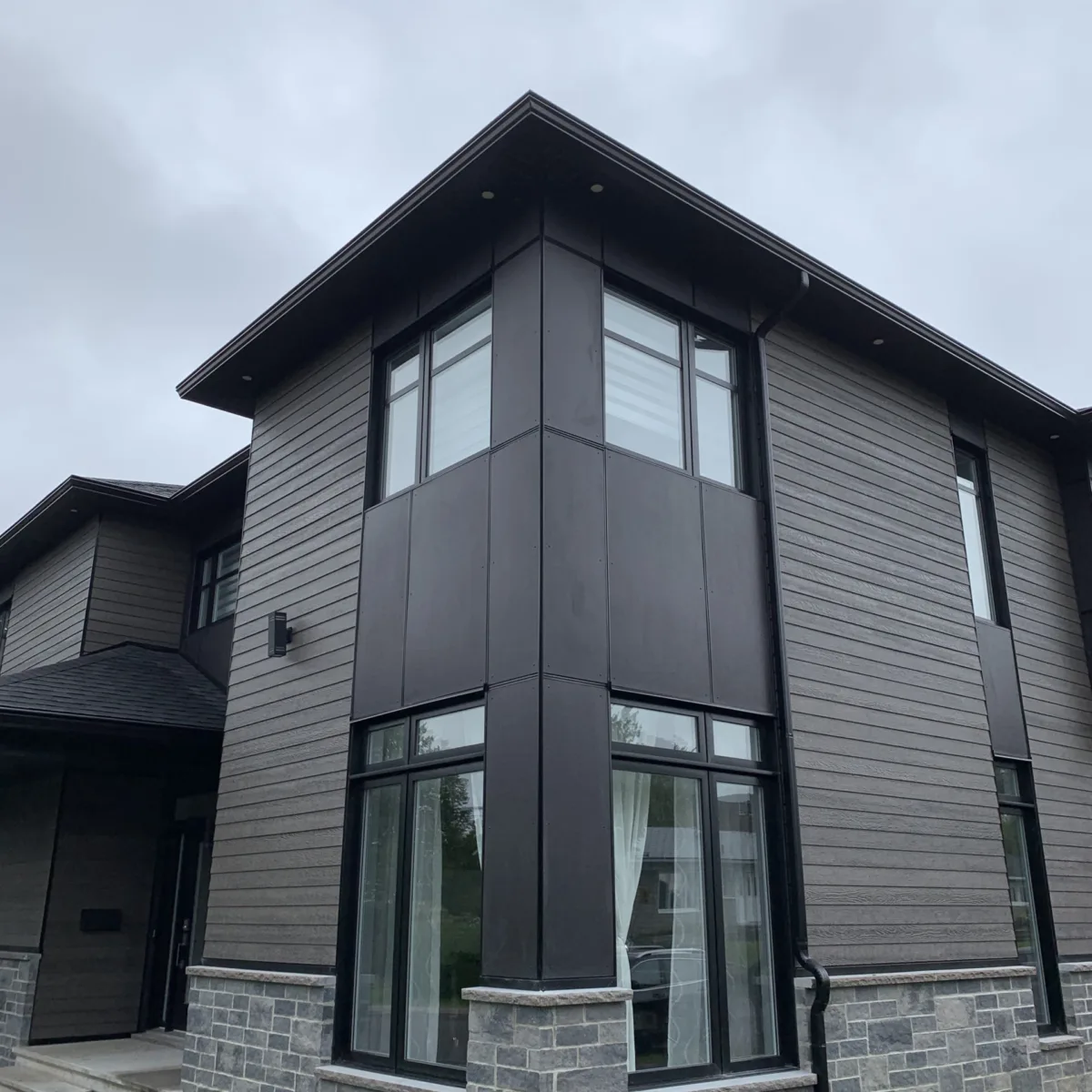 Solutions de revêtement Light Trim pour les produits en fibrociment coin de maison