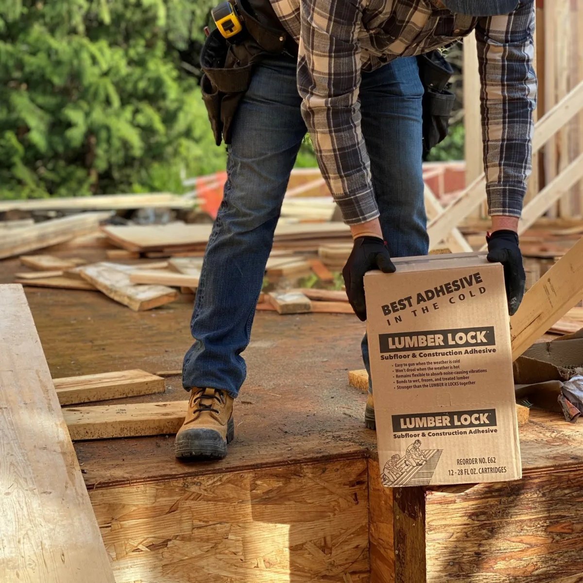 LUMBER LOCK - adhésif de construction en action