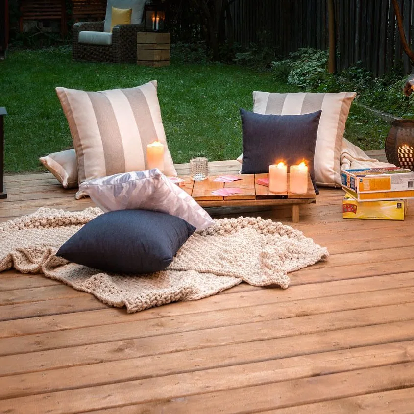 MicroPro Sienna - Bois traité - coussins sur patio