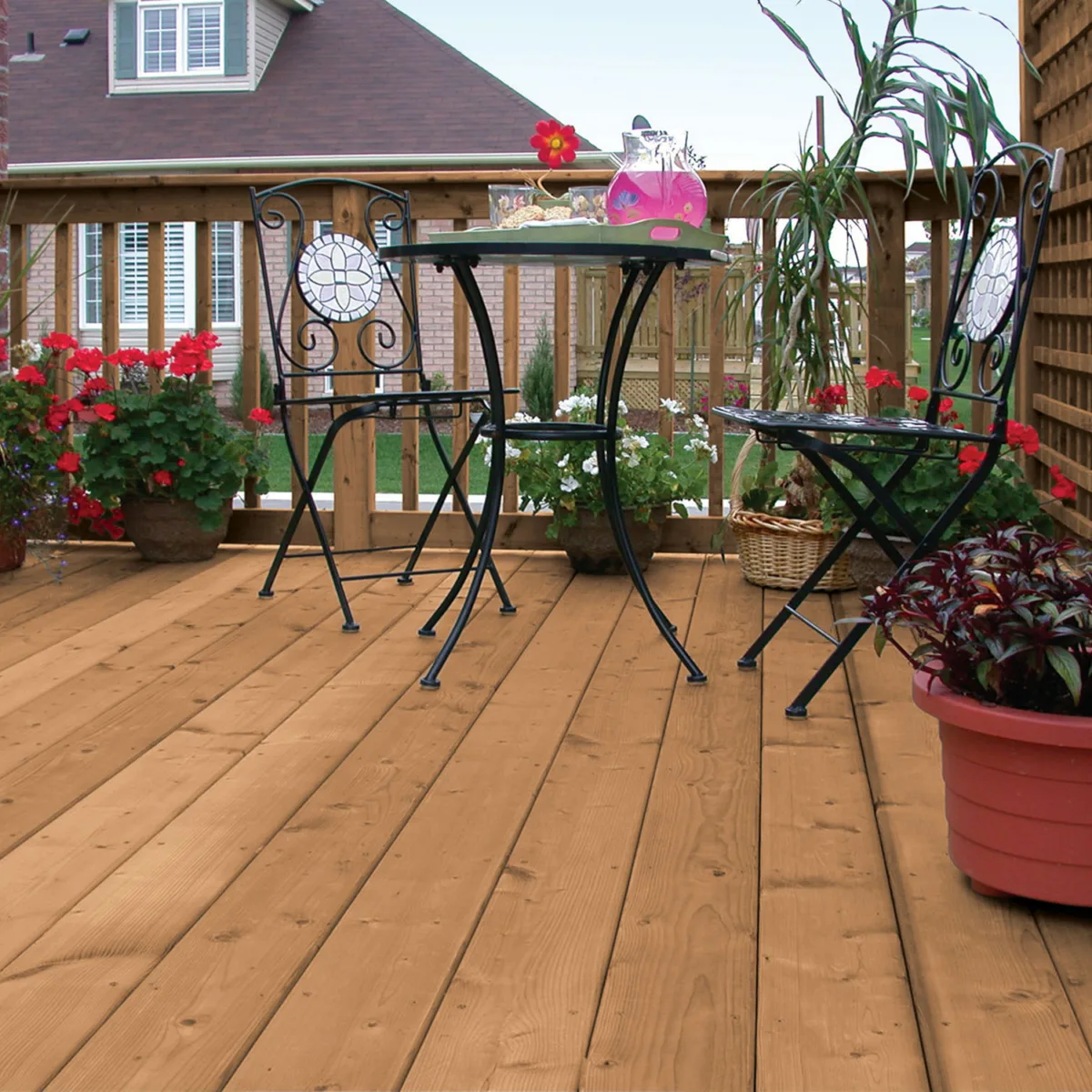 MicroPro Sienna - Bois traité - patio chaises et fleurs