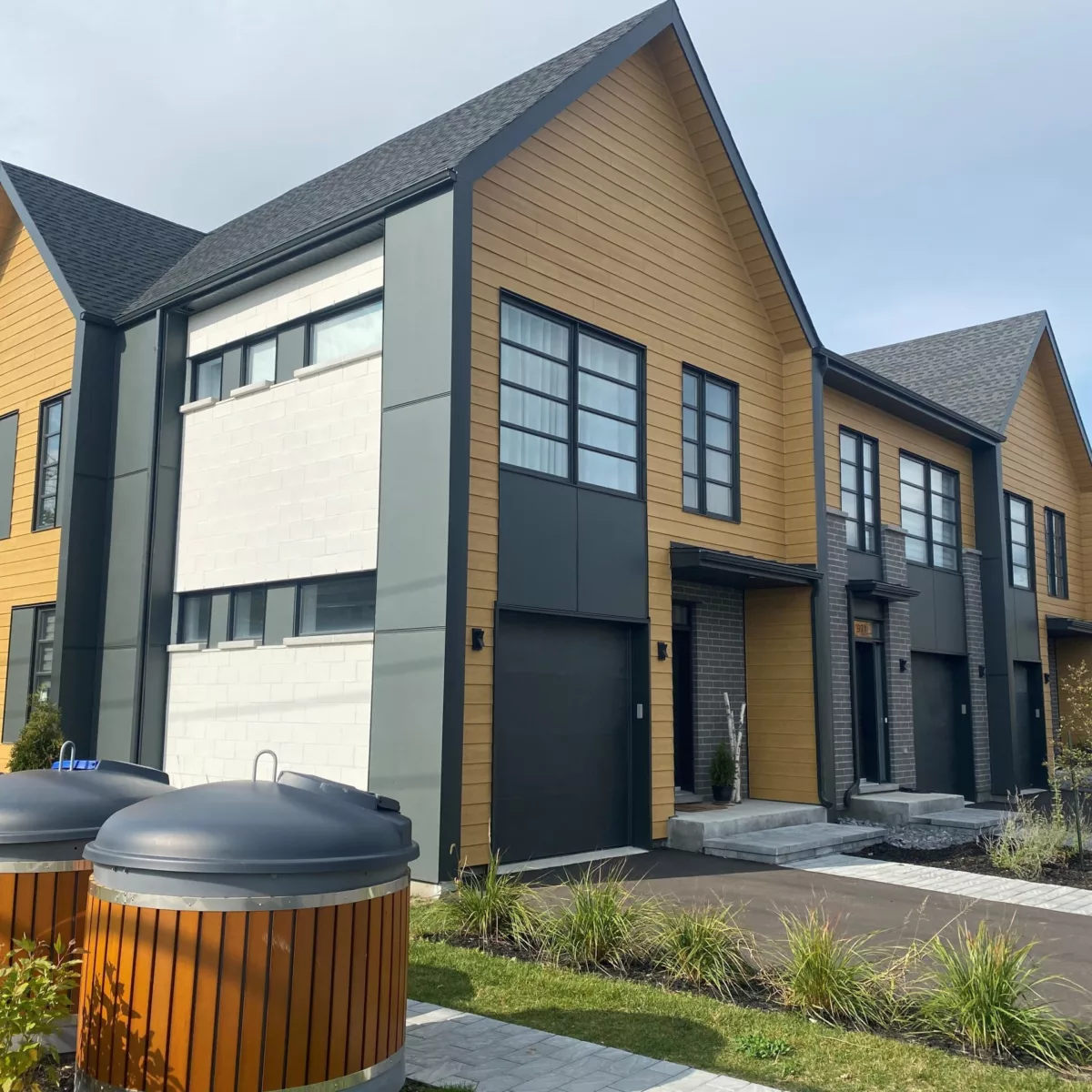 St-Laurent Two Toned James Hardie Siding multi-dwelling  FIBRO MIEL NATUREL