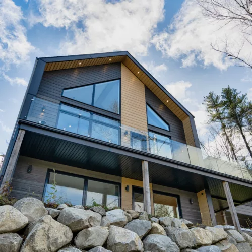 St-Laurent Two Toned James Hardie Siding house  FIBRO 8 25 CHARBON BOIS MIEL NATUREL