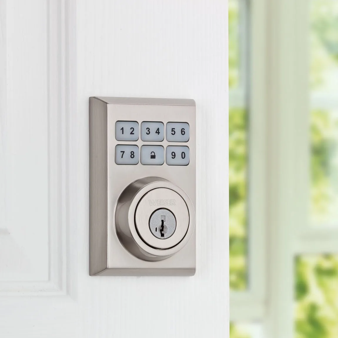 Pêne dormant nickel satiné à clavier contemporain SmartCode par Weiser avec serrure SmartKey